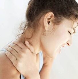 L'osteocondosi cervicale porta al serraggio dei nervi sul collo