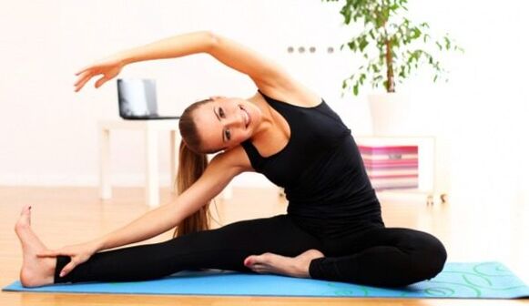 La ginnastica al mattino contribuirà a rafforzare la schiena con l'osteocondosi
