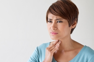 Il disagio alla gola è un sintomo dell'osteocondrosi cervicale